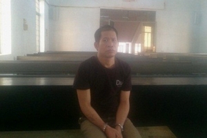 Đi chợ về phát hiện chồng làm “chuyện người lớn” với con gái