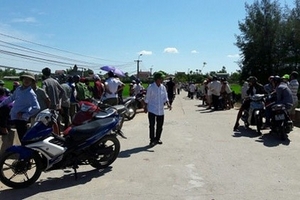 Nam thanh niên mắc kẹt dưới kênh nước do tai nạn giao thông