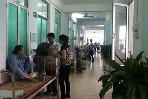 Bệnh viện Hữu nghị Việt Tiệp quá tải, bệnh nhân nằm phủ kín hành lang