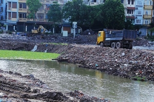 Hà Nội: 6 năm khởi công cải tạo, đầm Hồng vẫn ngập trong phế thải