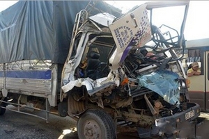 Hai xe tải húc nhau, phụ xe tử vong trong cabin