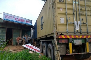 Đắk Nông: Xe container nổ lốp, húc đổ 2 căn nhà