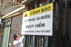 Nhà 4 tầng nghiêng chờ sập: Tháo dỡ các căn liền kề nếu không bảo đảm