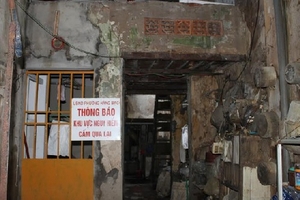 Dân Hà Nội khốn khổ vì những ngôi nhà cũ nát
