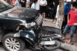 Hà Nội: Xế hộp Range Rover mất lái khiến 2 người nhập viện