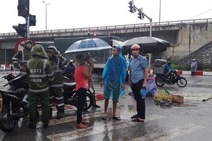 Hà Nội: Xe bồn bỏ chạy sau khi cán chết nữ sinh