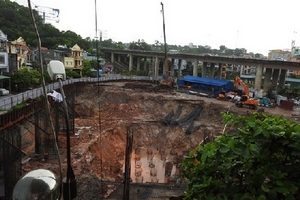 Quảng Ninh: Công trình chung cư xây dựng không phép, gây lún nứt nhà dân?