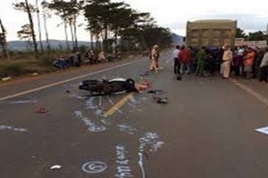 Cà Mau: Bánh xe tải bất ngờ phát nổ khiến 2 người thương vong