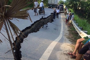 Yên Bái: Xuất hiện vết nứt lớn trên quốc lộ 32C