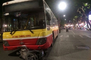 Hà Nội: Tai nạn thảm khốc trên phố Hàng Khay, một phụ nữ tử vong