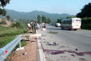 Xe máy đâm ô tô, 1 người chết 2 người bị thương