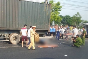 Lao vào container đỗ bên đường, nam thanh niên chết thảm