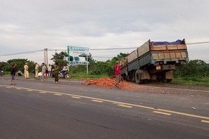 Tan nạn liên hoàn, tài xế tử vong trong ca bin