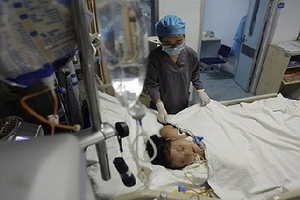 Bé gái nguy kịch vì dùng răng mở nắp chai nước hoa quả