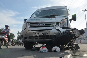 Xe khách hất văng nam thanh niên lên nắp ca pô