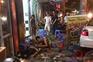 Ô tô lao vào quán nhậu, 4 người bị thương