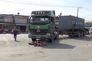 Người phụ nữ bị xe container cuốn vào gầm la hét cầu cứu