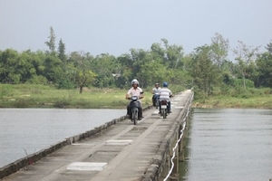 Ngã xe do đi trên cầu máng, một người tử vong