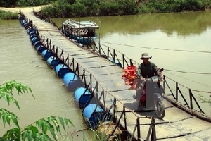 Hàng nghìn người “đánh cược” sinh mạng trên những chiếc cầu phao