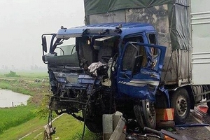 Nghệ An: Xe tải đấu đầu nhau, 3 người bị thương vong
