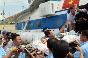 Máy bay trực thăng đưa bệnh nhân bị vỡ ruột thừa từ Bạch Long Vĩ về đất liền