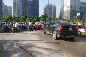 Ông Tây xắn tay áo điều tiết giao thông