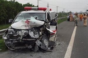 Xe cấp cứu gặp nạn trên cao tốc, 4 người thương vong
