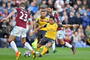 Arsenal thắng nhọc Burnley ngày tôn vinh Wenger