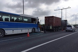 Xe khách đâm container trên đường cao tốc