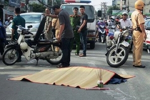 Xe buýt gây tai nạn làm hai người thương vong