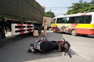 Xe đầu kéo cán qua người, một bé gái 14 tuổi nguy kịch