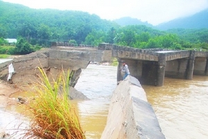 Quảng Nam: Cầu gẫy, lộ bên trong ít sắt thép