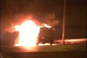 Hà Nội: Xe 16 chỗ bốc cháy dữ dội, hàng chục hành khách hoảng loạn