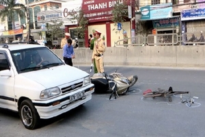 Xe máy tông gãy đôi xe đạp, 2 người nguy kịch