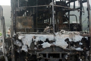 Quảng Ninh: Xe khách đang đỗ trên phố bất ngờ bốc cháy