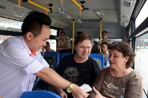 Cảm phục ứng xử của người lái xe buýt 10/10 Hà Nội
