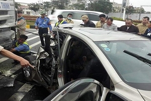 Xe đầu kéo tông nát đuôi ôtô con, 2 phụ nữ bị thương nặng