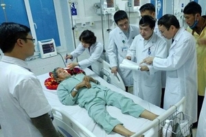 Vụ 8 người ngộ độc ở Lai Châu: Phụ nữ, trẻ em không uống rượu cũng cấp cứu