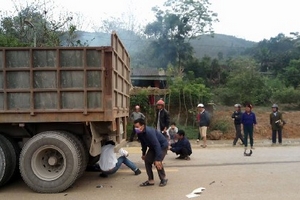 Hà Tĩnh: Xe đầu kéo tông xe máy 3 người trong một gia đình thương vong