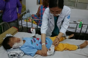 Bé trai bị điện giật phải cắt bỏ gần 10 ngón tay