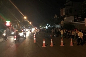 Ôtô "điên" tông liên hoàn 3 xe máy, 8 người bị thương