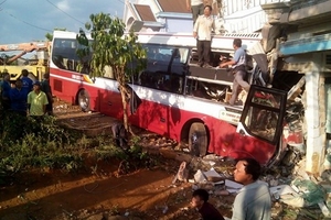 Hai xe giường nằm tông nhau, ít nhất hai người tử vong