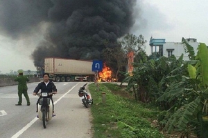 Thanh Hóa: Xe khách đối đầu container, bốc cháy dữ dội