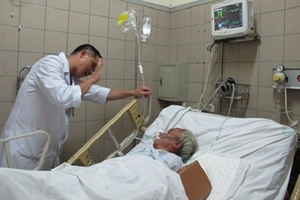 Hà Nội: Thêm 2 người nguy kịch do ngộ độc rượu