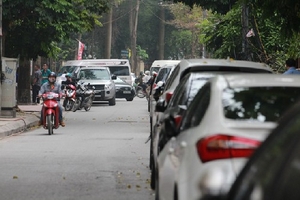 Hà Nội: Người dân đi ô tô chóng mặt với phí trông giữ xe