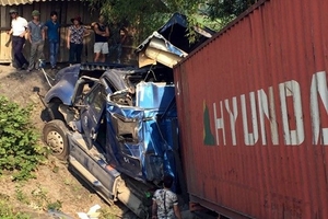 Hà Tĩnh: Xe container nổ lốp lao hố sâu, 2 tài xế may mắn thoát chết