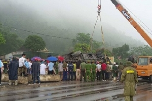 Xe giường nằm ủi bay dải phân cách, nhiều người thương vong