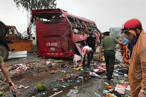 Hà Tĩnh: Xe khách mất lái đâm vào dải phân cách khiến hàng chục người thương vong