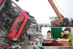Bắt tạm giam tài xế vụ lật xe khách giường nằm khiến 2 người tử vong