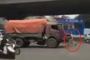 Phạt 3,6 triệu đồng, tạm giữ xe tải đi lùi trên đường Khuất Duy Tiến